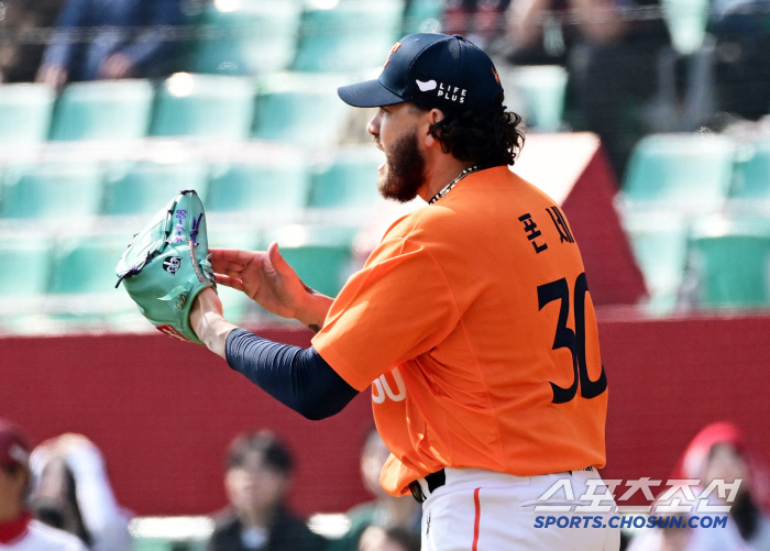 It's an exhibition game, but... 1.4 billion foreigners' good pitching → 5 billion FA silence is over! Hanwha Finally Enjoyed Investment Effect