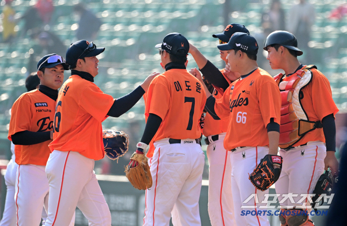 It's an exhibition game, but... 1.4 billion foreigners' good pitching → 5 billion FA silence is over! Hanwha Finally Enjoyed Investment Effect