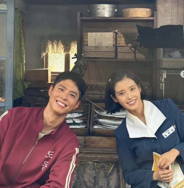 IU ♥ Park Bo-gum, who became a parent, is cute even outside the camera...I revealed the behind-the-scene story