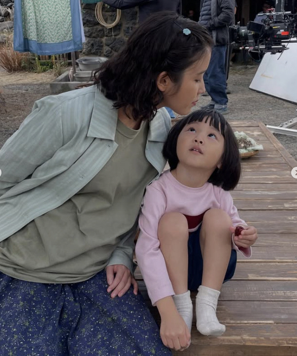 IU ♥ Park Bo-gum, who became a parent, is cute even outside the camera...I revealed the behind-the-scene story
