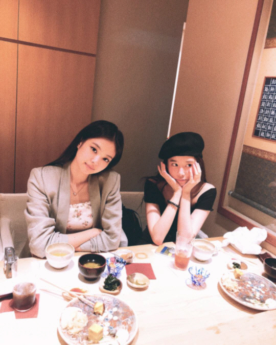 Jenny's sobbing during the performance was due to Chahee, but speculation poured out amid controversy over selectivity