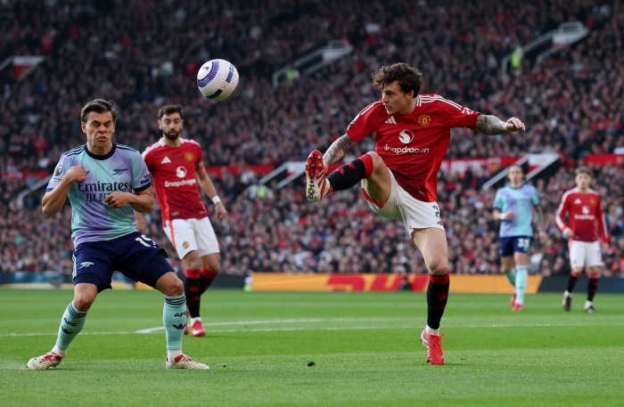 Man U is crazy! Underdog rebellion 11 draw with Arsenal...Bfe's fantastic free-kick goal explosion