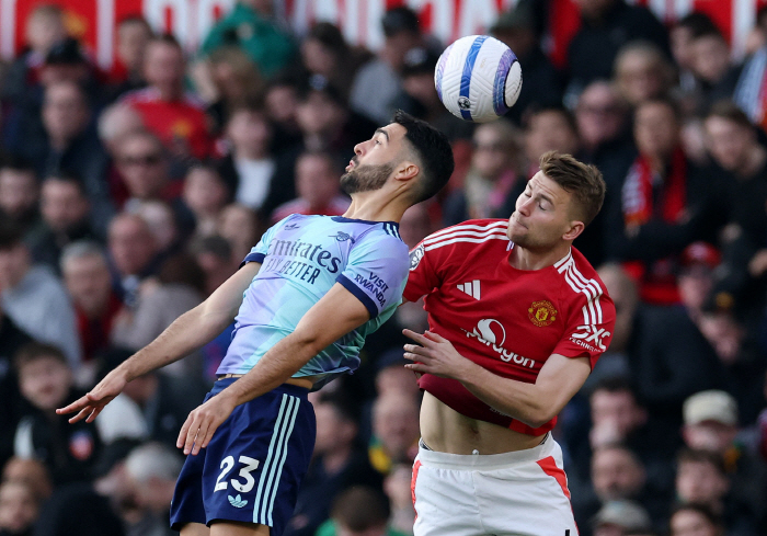 Man U is crazy! Underdog rebellion 11 draw with Arsenal...Bfe's fantastic free-kick goal explosion