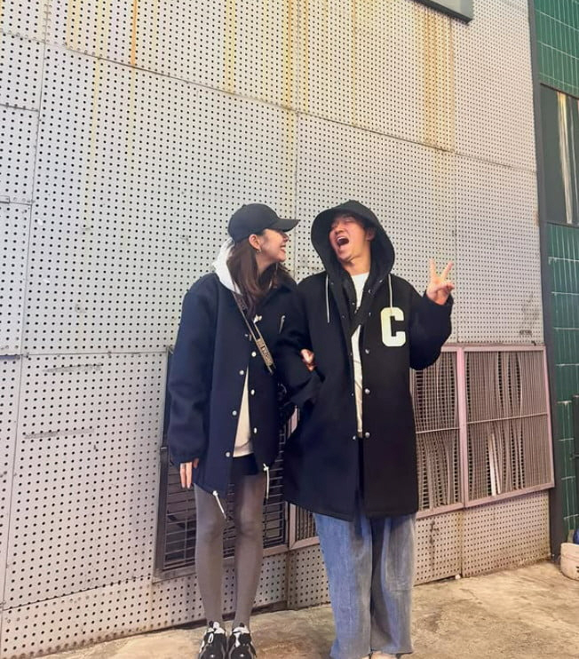  In Kyo-jin ♥ So Yi-hyun, I'd believe you're a college student couple...Wear a similar look and smile