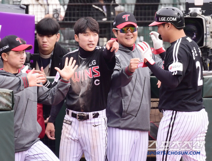 Seven runs in the sixth inning, LG reported its first win at 8-2 in the big inning. Lotte's 3 mistakes. Self-destruction. 152km Kim Young Woo finishes today as well 