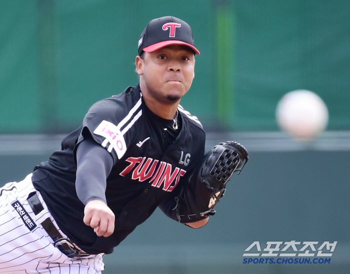 Seven runs in the sixth inning, LG reported its first win at 8-2 in the big inning. Lotte's 3 mistakes. Self-destruction. 152km Kim Young Woo finishes today as well 