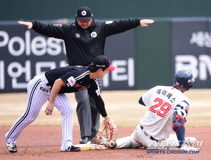 Seven runs in the sixth inning, LG reported its first win at 8-2 in the big inning. Lotte's 3 mistakes. Self-destruction. 152km Kim Young Woo finishes today as well 