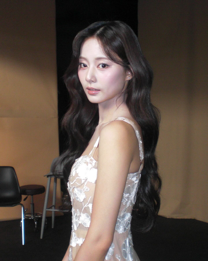 TZUYU of TWICE was surprised by the see-through optical illusion dress..I thought you could see my insides