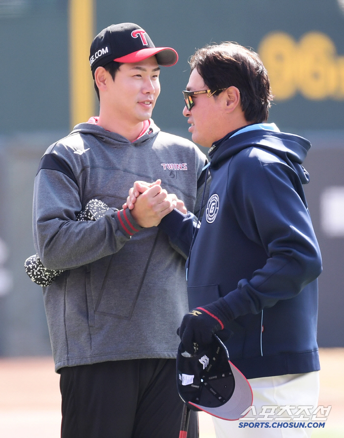 Who is the Lotte coach who also hugged Oh Ji-hwan and Shin Min-jae? The uniform color is different, but the friendship remains the same