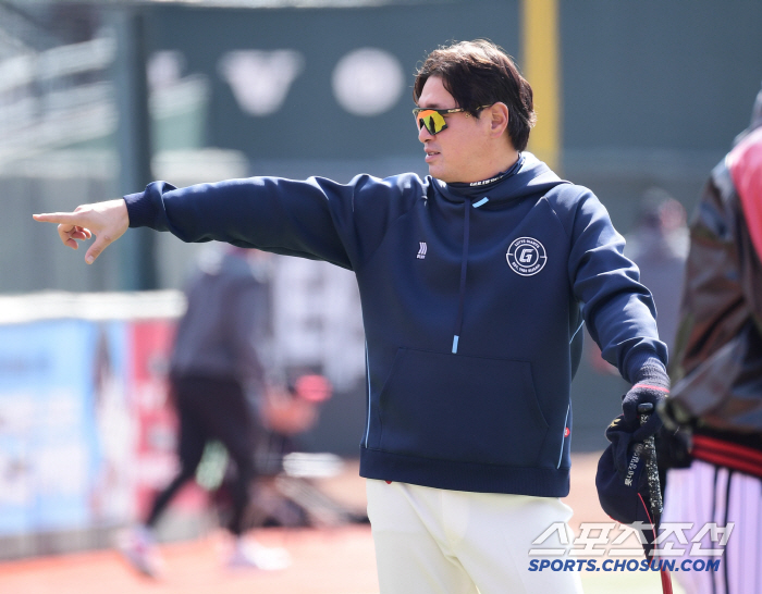 Who is the Lotte coach who also hugged Oh Ji-hwan and Shin Min-jae? The uniform color is different, but the friendship remains the same