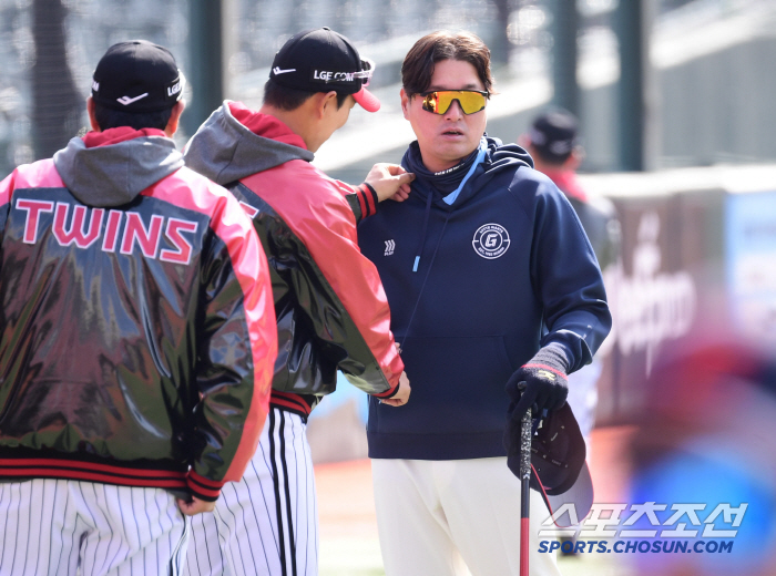 Who is the Lotte coach who also hugged Oh Ji-hwan and Shin Min-jae? The uniform color is different, but the friendship remains the same