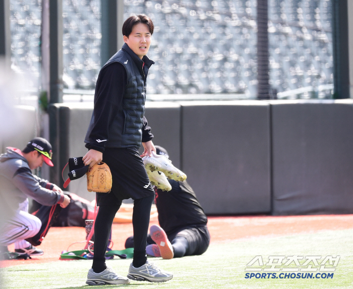 Who is the Lotte coach who also hugged Oh Ji-hwan and Shin Min-jae? The uniform color is different, but the friendship remains the same