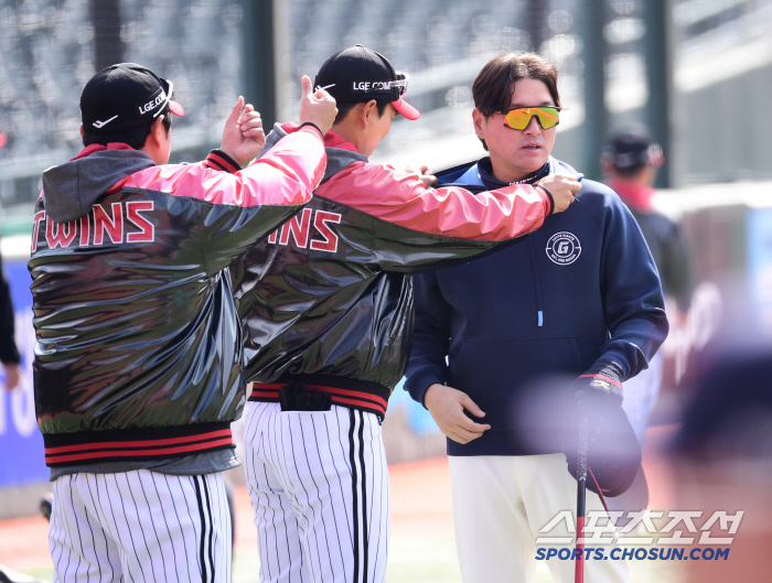 Who is the Lotte coach who also hugged Oh Ji-hwan and Shin Min-jae? The uniform color is different, but the friendship remains the same