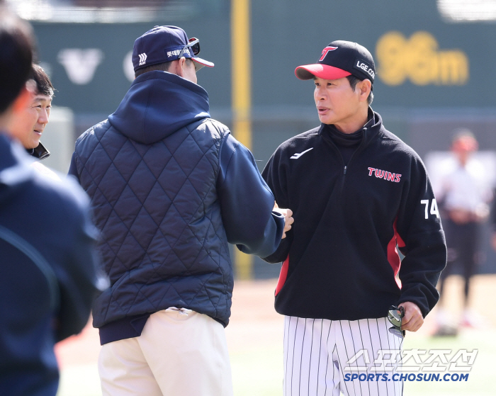 Who is the Lotte coach who also hugged Oh Ji-hwan and Shin Min-jae? The uniform color is different, but the friendship remains the same