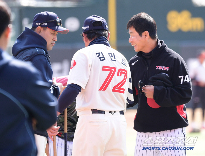 Who is the Lotte coach who also hugged Oh Ji-hwan and Shin Min-jae? The uniform color is different, but the friendship remains the same