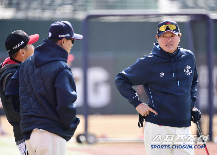 Who is the Lotte coach who also hugged Oh Ji-hwan and Shin Min-jae? The uniform color is different, but the friendship remains the same