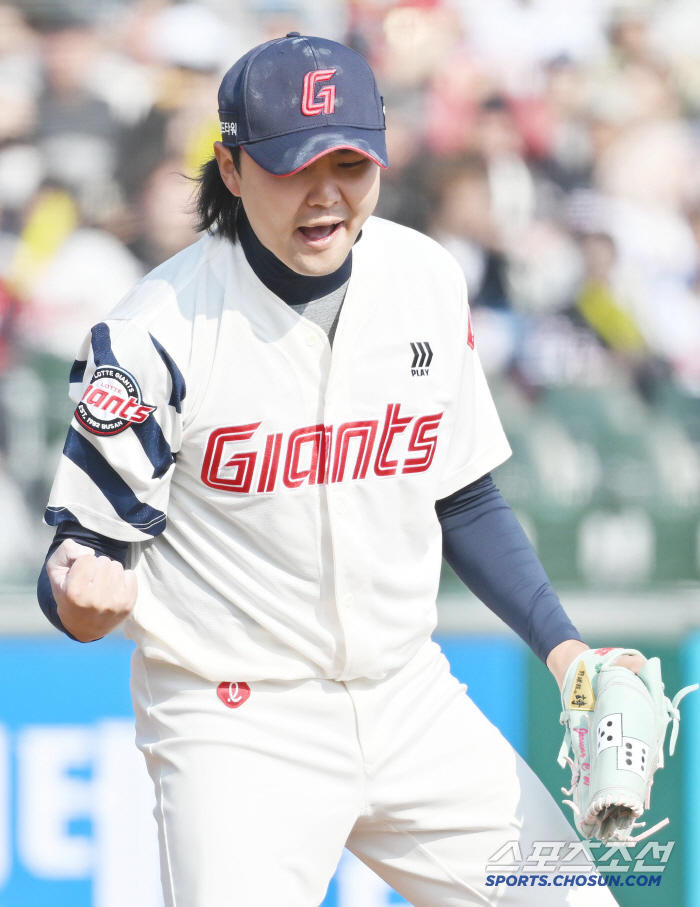 Who's gonna lose the trade? Strike out two and clench your fist! No. 1 Iron (Busan site) who took the mound for the first time in Lotte's uniform