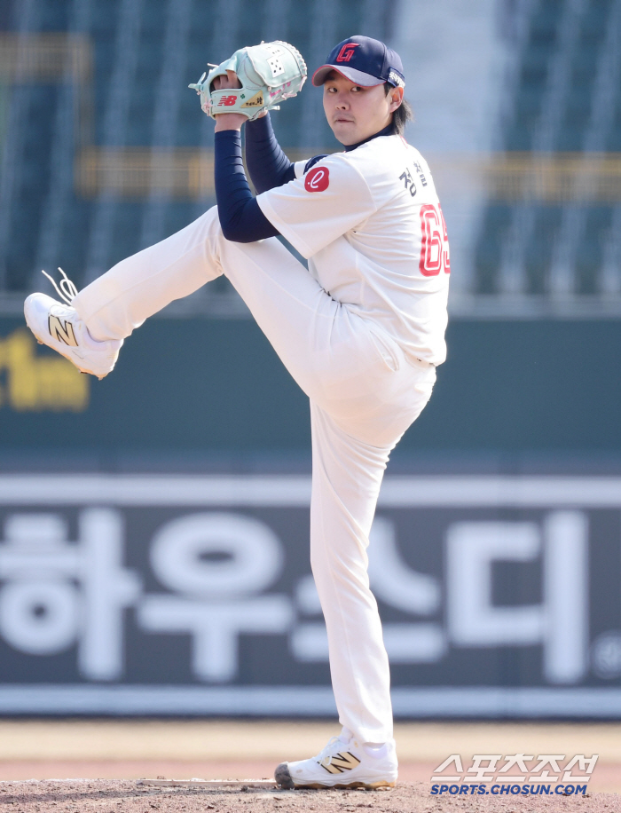 Who's gonna lose the trade? Strike out two and clench your fist! No. 1 Iron (Busan site) who took the mound for the first time in Lotte's uniform