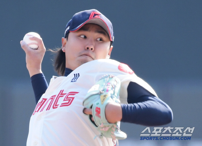 Who's gonna lose the trade? Strike out two and clench your fist! No. 1 Iron (Busan site) who took the mound for the first time in Lotte's uniform