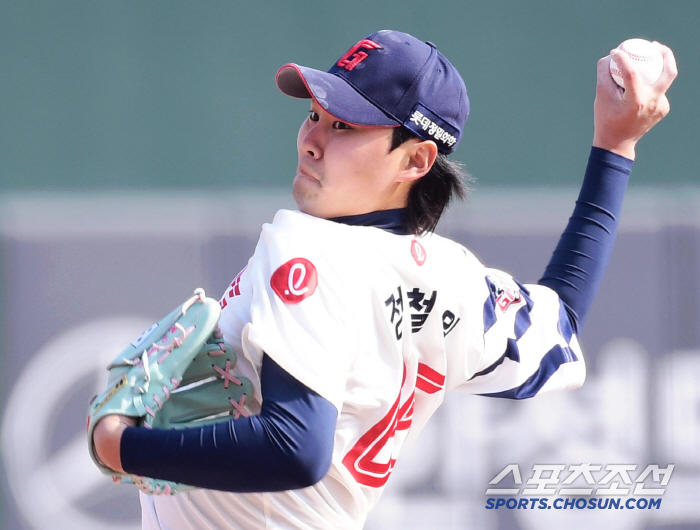 Who's gonna lose the trade? Strike out two and clench your fist! No. 1 Iron (Busan site) who took the mound for the first time in Lotte's uniform