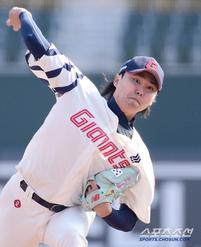 Who's gonna lose the trade? Strike out two and clench your fist! No. 1 Iron (Busan site) who took the mound for the first time in Lotte's uniform