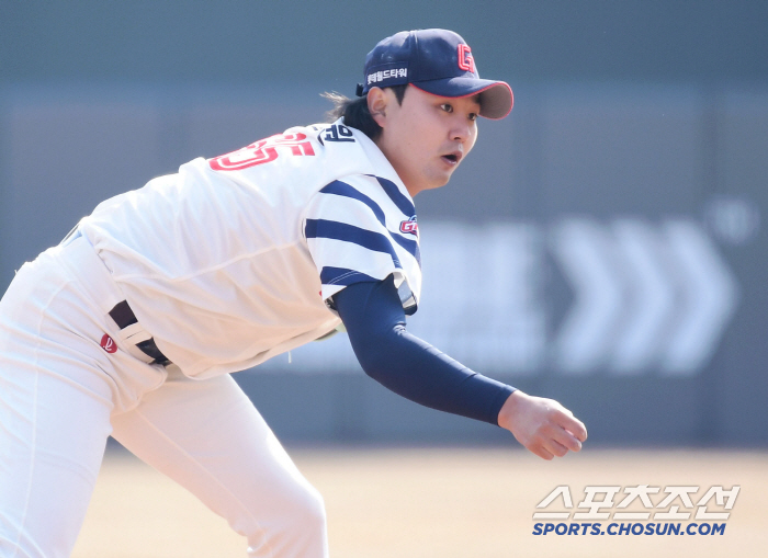 Who's gonna lose the trade? Strike out two and clench your fist! No. 1 Iron (Busan site) who took the mound for the first time in Lotte's uniform