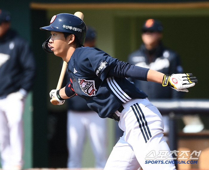 Who's gonna lose the trade? Strike out two and clench your fist! No. 1 Iron (Busan site) who took the mound for the first time in Lotte's uniform