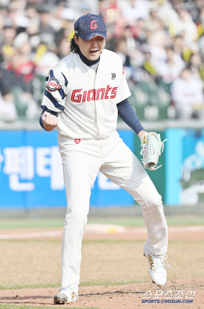 Who's gonna lose the trade? Strike out two and clench your fist! No. 1 Iron (Busan site) who took the mound for the first time in Lotte's uniform