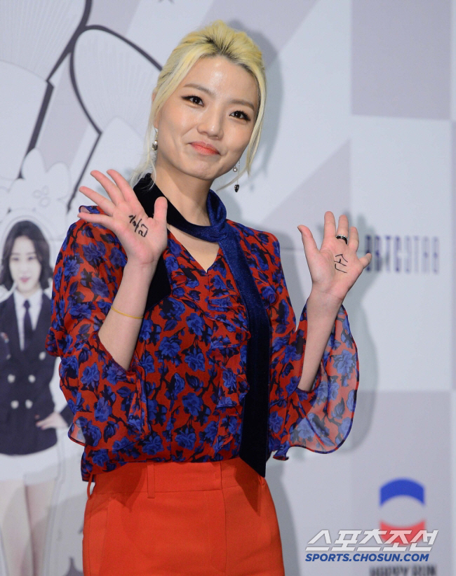 Ahn Young-mi cried during a live broadcast (Dude) because of the controversy over abusive language