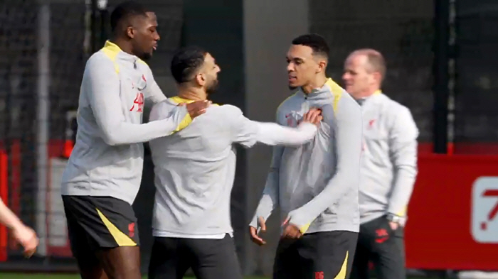  For real, EPL King Salah vs Liverpool vice-captain Arnold, fighting at the training ground  fighting teammates to stop him