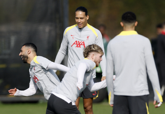  For real, EPL King Salah vs Liverpool vice-captain Arnold, fighting at the training ground  fighting teammates to stop him