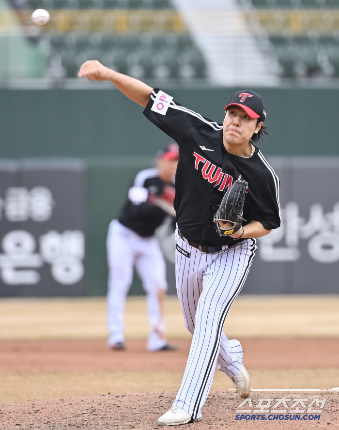 I took a breather. 4 batters and 3K in an instant. A 27-Hold 40-year-old veteran's domestic camp success To make me nervous, a veteran must do well 