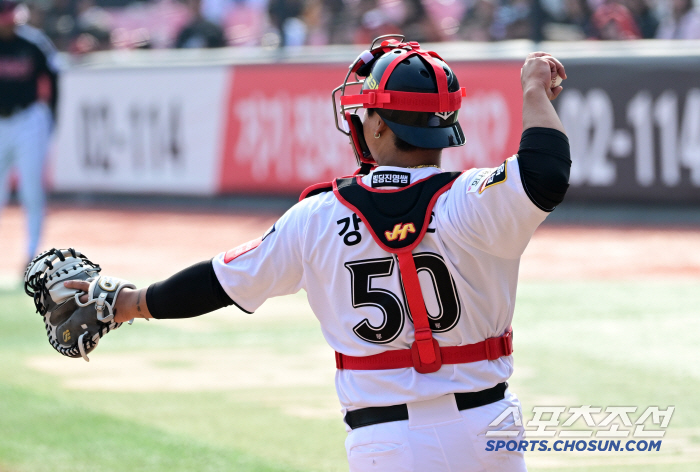 I've never seen catcher number one before! Number one, Catcher, Kang Baekho! Unexpected batting order. This is a real story