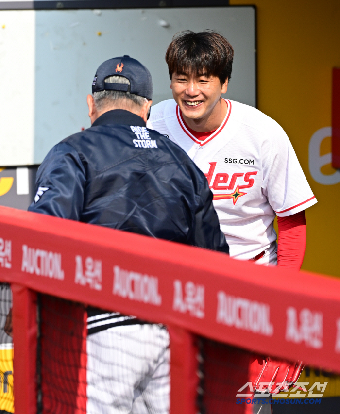 Kim Kwang-hyun, manager Kim Kyung-moon, who visited Hanwha's dugout, politely greets the folder 