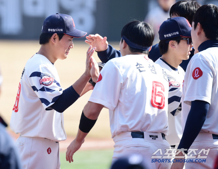 Look at the guts of Lotte 2R rookie. A fastball in the middle to KS MVP on the first and third bases, striking out swinging. a winning pitcher's smile. My strength fastball, focusing on sliders 