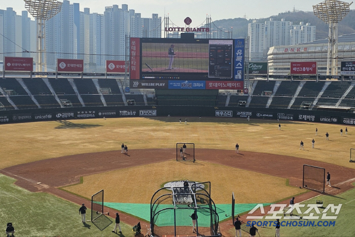 Lotte Mind is already training to hit with Son Joo-young's video on the electronic display in the opening series (Busan site)