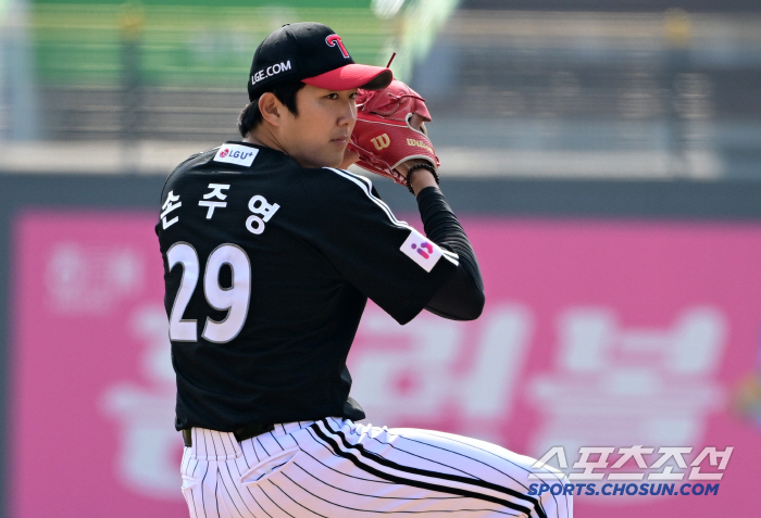 Lotte Mind is already training to hit with Son Joo-young's video on the electronic display in the opening series (Busan site)