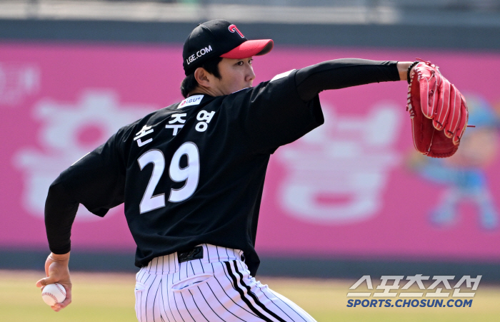 Lotte Mind is already training to hit with Son Joo-young's video on the electronic display in the opening series (Busan site)