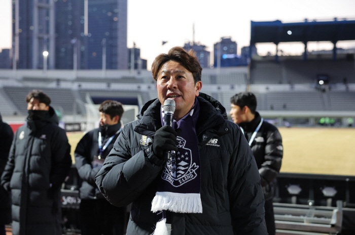  I'm going to get promoted Seoul E-Land Re-signs Director Kim Do-kyun, who led the foundation to the highest performance