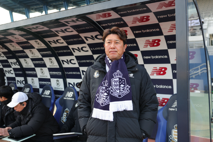 I'm going to get promoted Seoul E-Land Re-signs Director Kim Do-kyun, who led the foundation to the highest performance