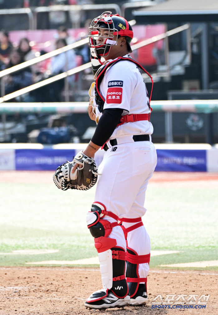 Oh no! Catcher Kang Baekho got a foul tip.. Replacement in 2 innings