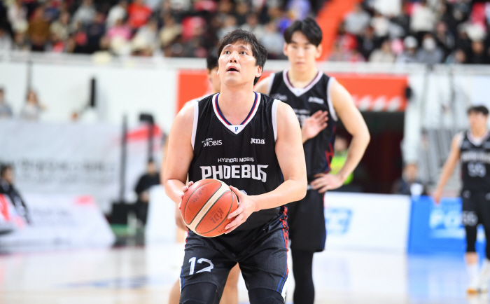 Once again, Hyundai Mobis tied for second place, and Samsung, the lowest, won by sweat...Veteran Ham Ji-hoon's surprise performance in the fourth quarter led to 6361 3 consecutive wins