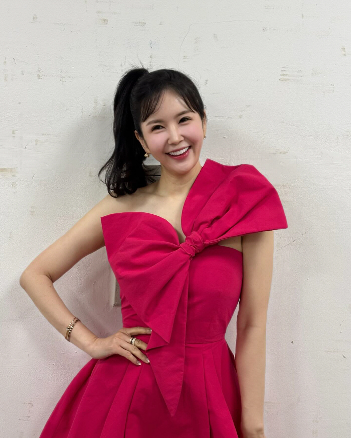  Idol's visual? Jang Young-ran renews her beauty in a sold-out march