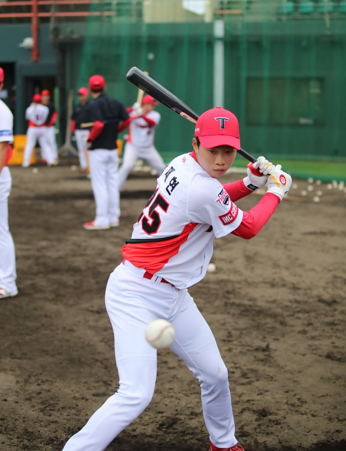 You must be very tired, but a 19-year-old rookie who stole third base and third base in his first start game disappeared. Why? 