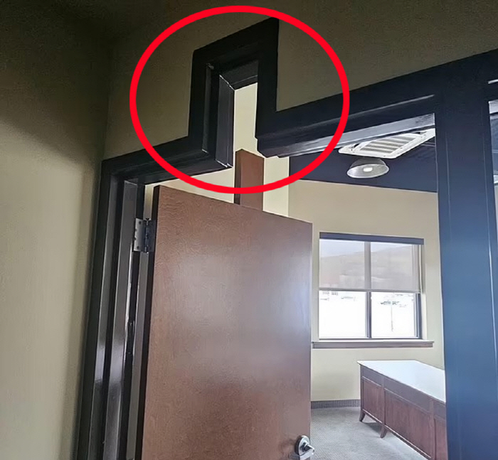 Bizarrely shaped door frames and doors, why? Comments from netizens