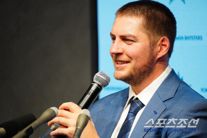 I'm aiming for the Cy Young Award  the Sawamura AwardIt's...Bauer, a left-handed man, is taken as a disgraceful image of arrogance. 