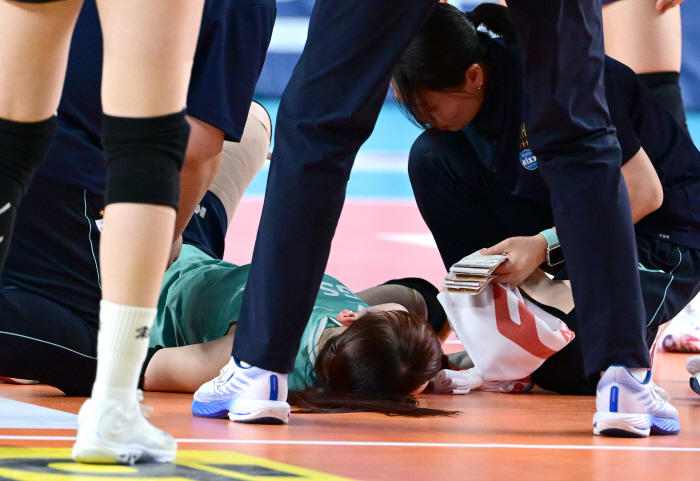 I've overcome long injuries and rehabilitation...Argh! The main setter who covered his knees fell down again 