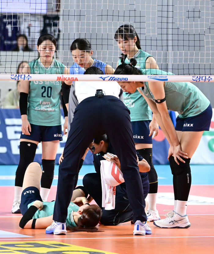 I've overcome long injuries and rehabilitation...Argh! The main setter who covered his knees fell down again 