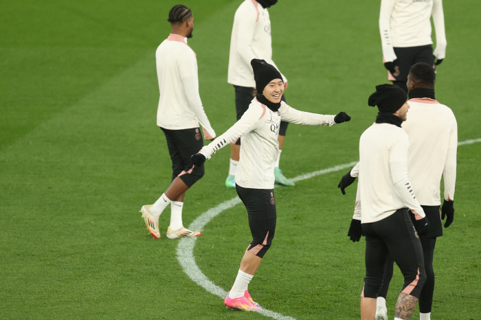 Lee Kang-in is crazy about advancing to the quarterfinals! PSG caught the EPL king after the penalty shootout...I'm going to shoot the UCL championship