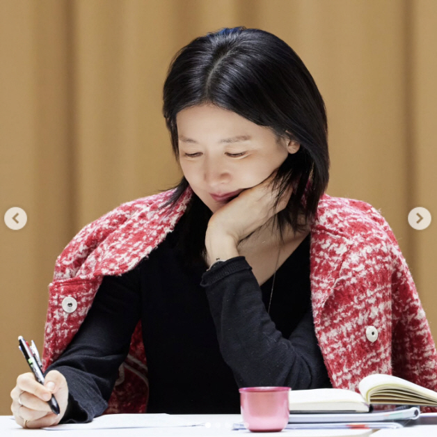 Lee Young-ae reveals her first reading back to the theater in 32 years..the original intentions of twin mothers